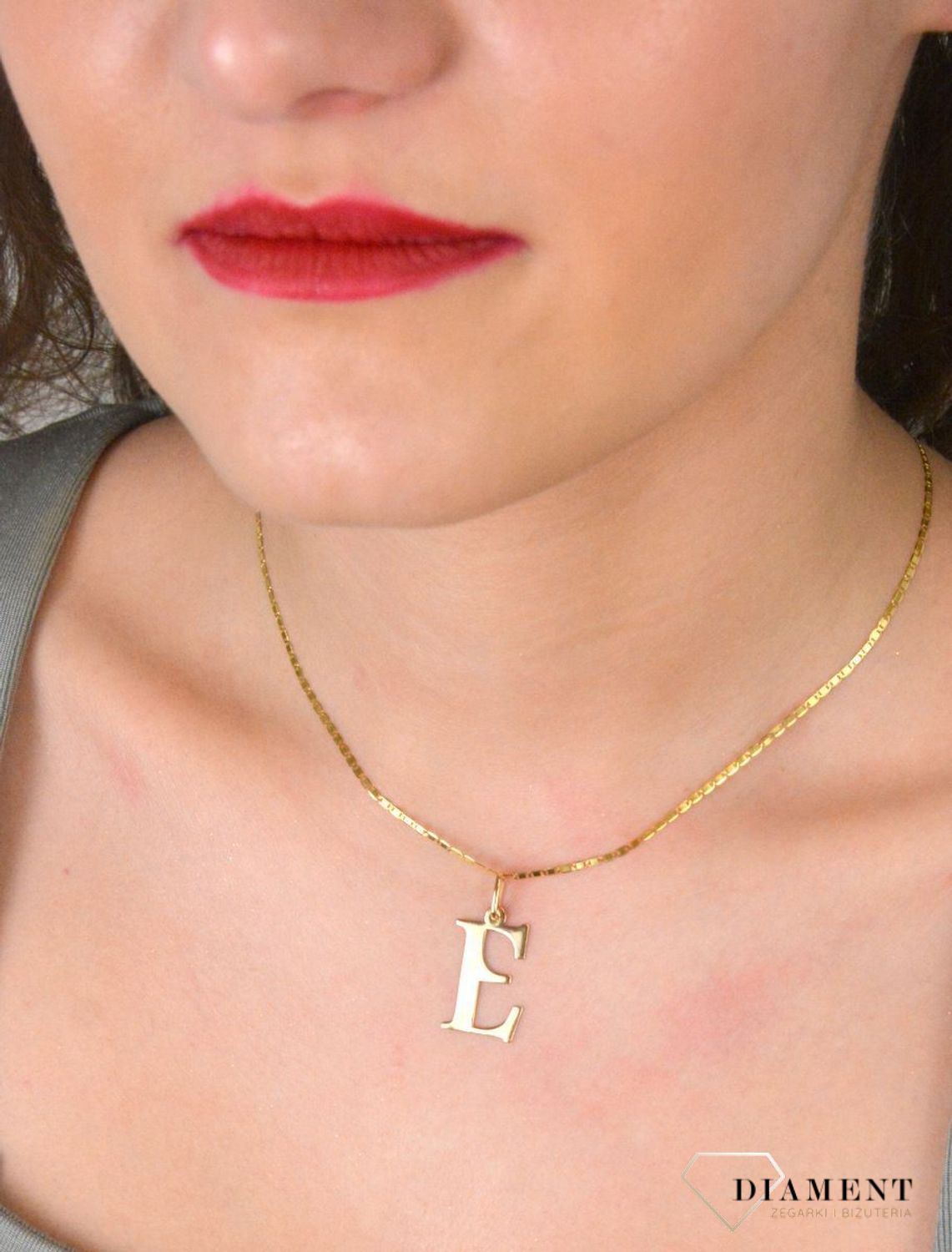 Złota zawieszka Literka E 2cm  Wisiorek został wykonany z najwyższej jakości złota próby 585. Złoto to jeden z najpopularniejszych kruszców, cenione przez kobiety na całym świecie1.jpg